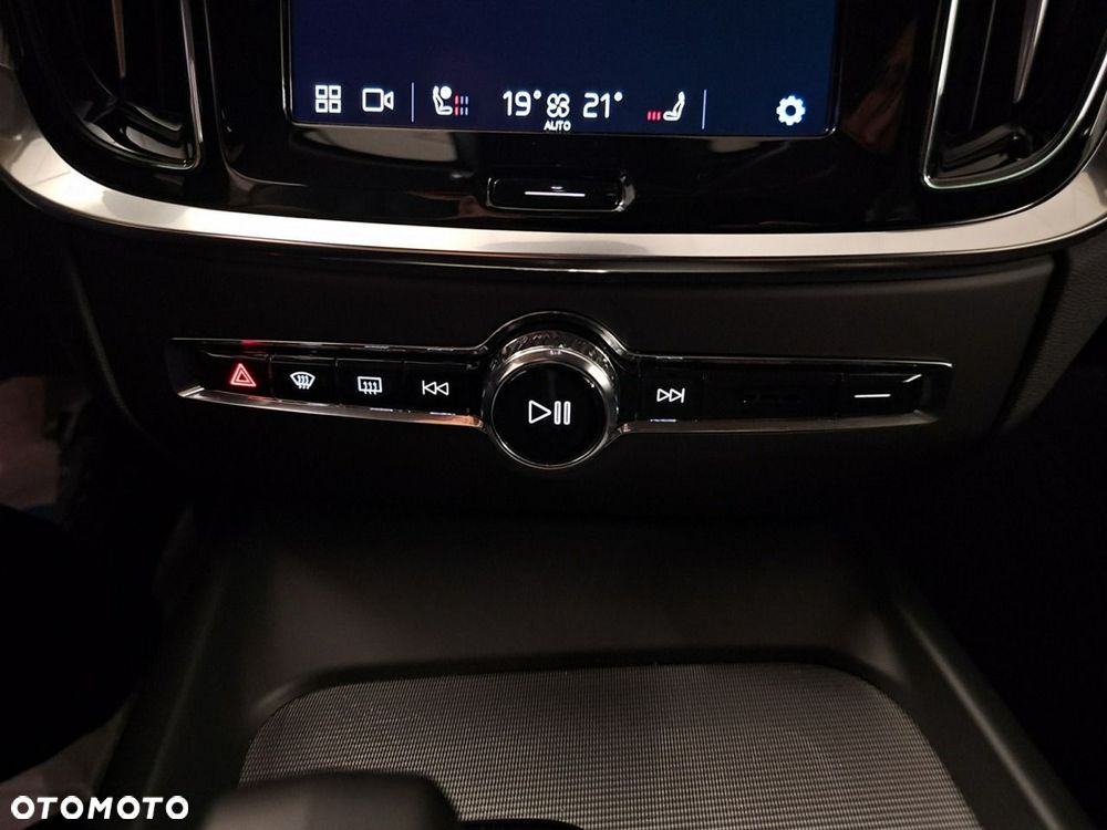 Volvo V60 B4 B Plus Dark - 24
