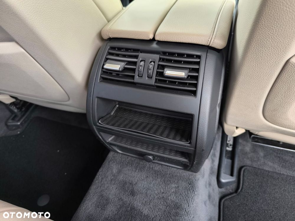 BMW Seria 5 520d xDrive - 29