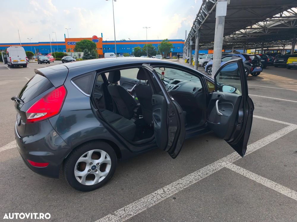 Ford Fiesta 1.6 TDCI DPF Ghia - 11