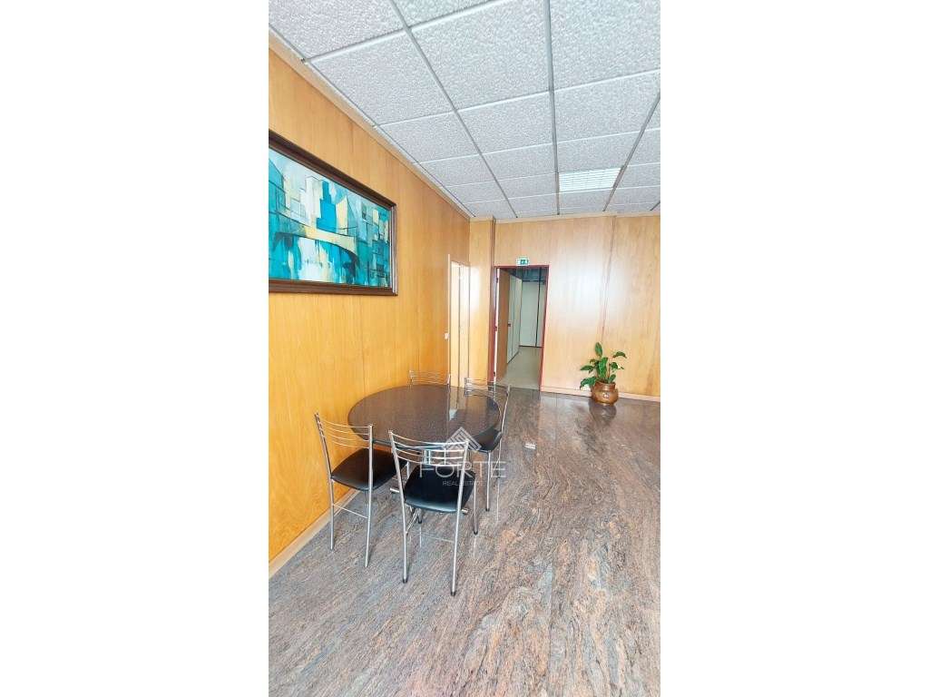 Loja com cerca de 200 m² junto ao centro de Oliveira de Azeméis - Grande imagem: 4/5