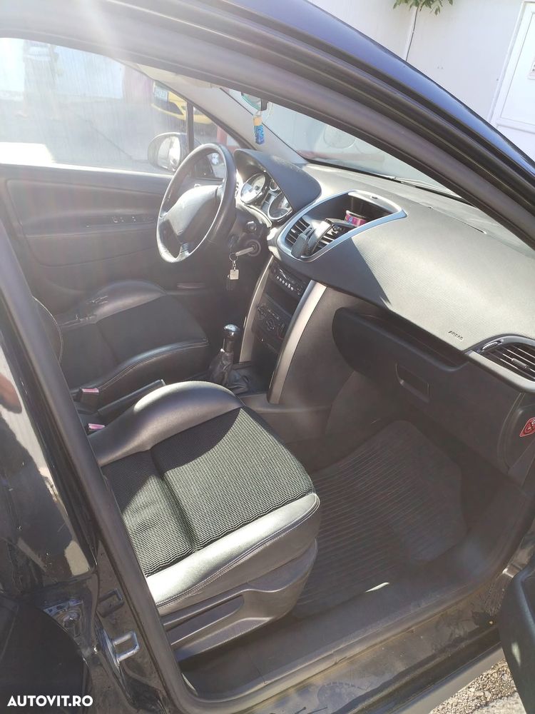 Peugeot 207 90 HDi FAP (Blue Lion) Sport - 8