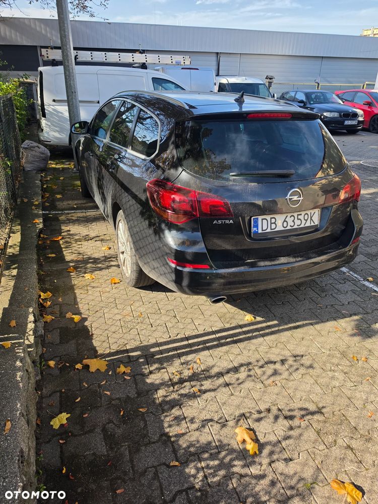 Opel Astra 2011 photo 2