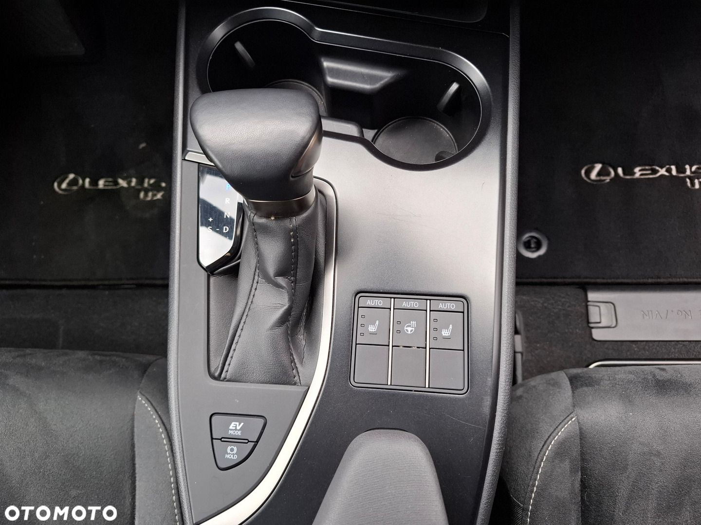 Lexus UX - 33