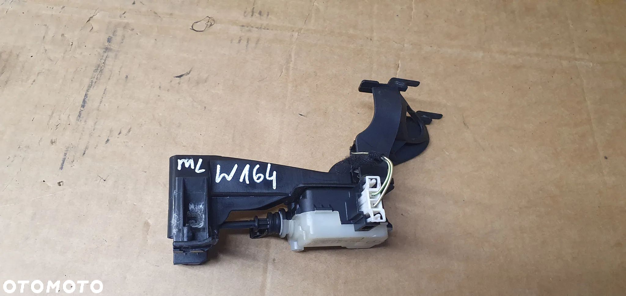Siłownik silniczek klapki wlewu paliwa Mercedes ML W164 A2516390007 A2518200197 - 1