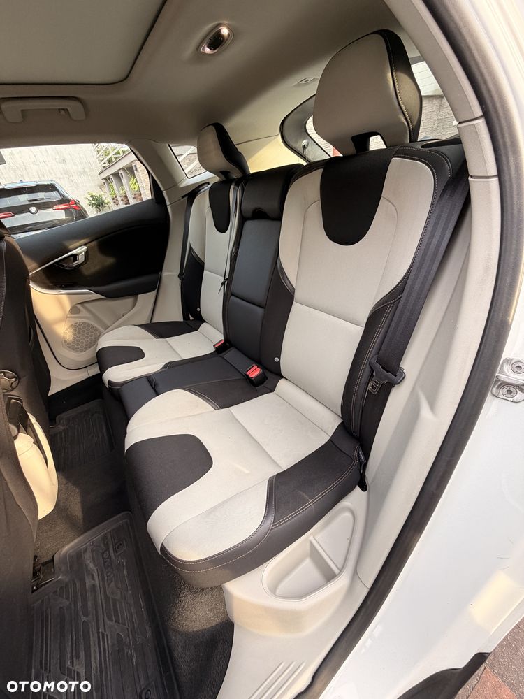 Volvo V40 Cross Country - 6