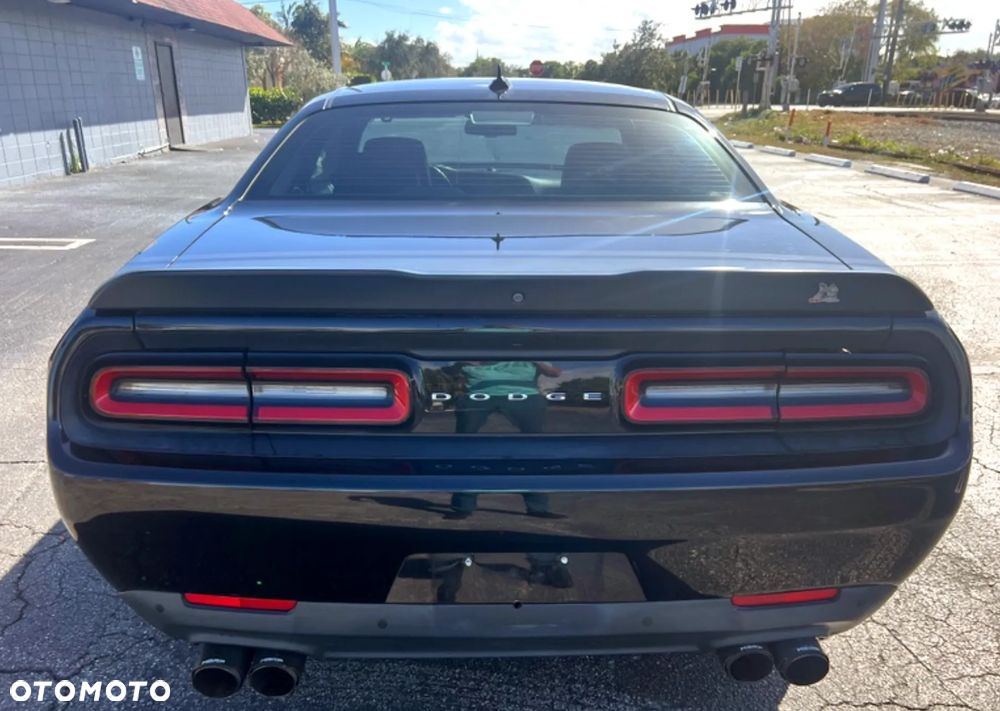 Dodge Challenger - 6