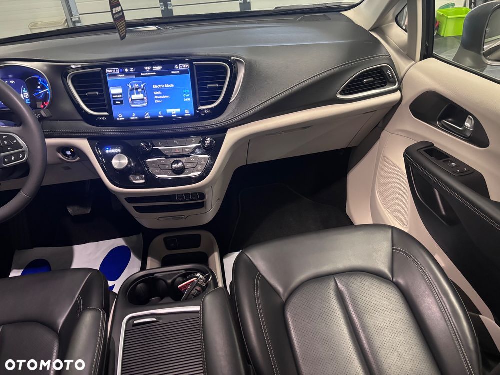 Chrysler Pacifica - 17