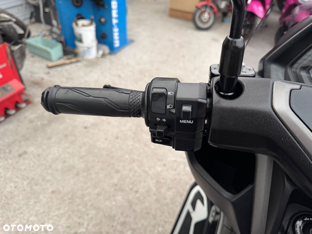 Yamaha NMAX - 11