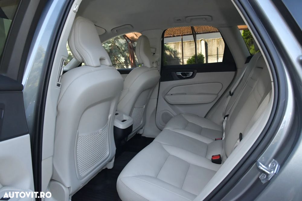 Volvo XC 60 B4 MHEV AT8 AWD Momentum Pro - 22