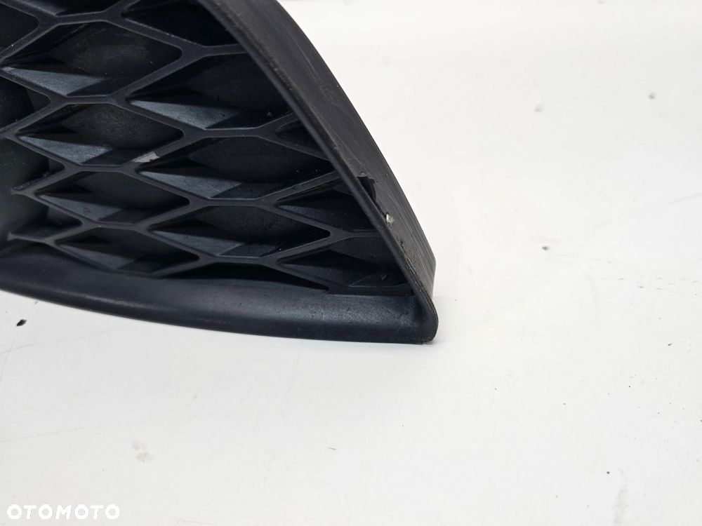 KRATKA HALOGENU ATRAPA ZDERZAKA PRAWA AUDI Q7 4L LIFT 4L0807676C - 4
