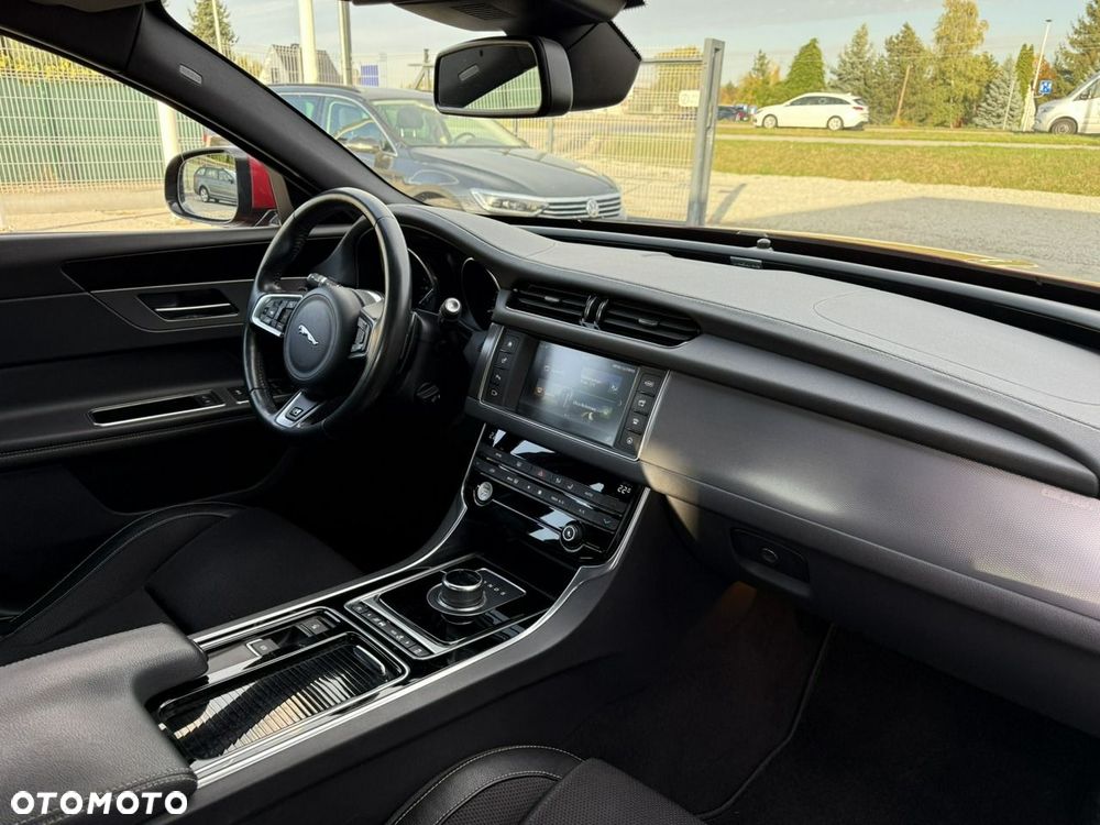 Jaguar XF 2.0 T R-Sport - 18