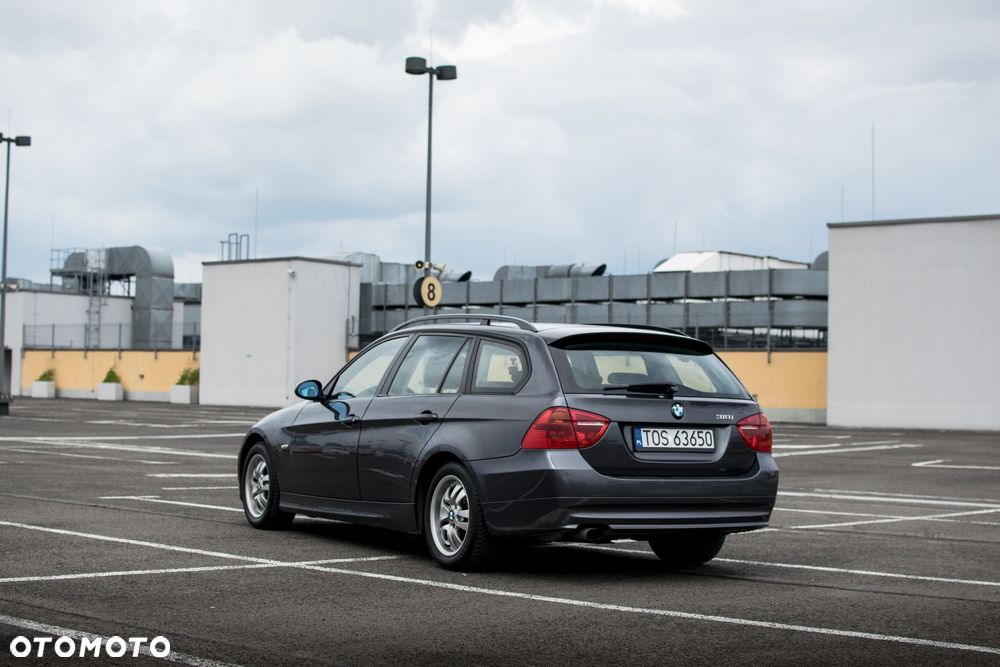 BMW Seria 3 318i Touring - 2
