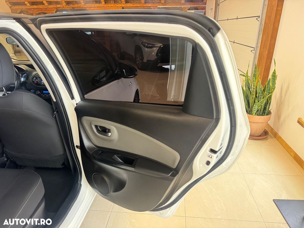 Toyota Yaris 1.5 VVT-i HSD Bi-Tone G&B - 28