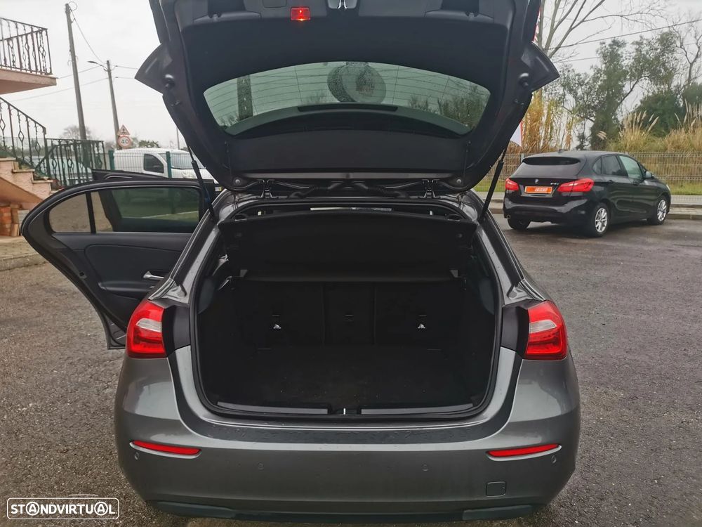 Mercedes-Benz A 180 d Business Solutions AMG - 14