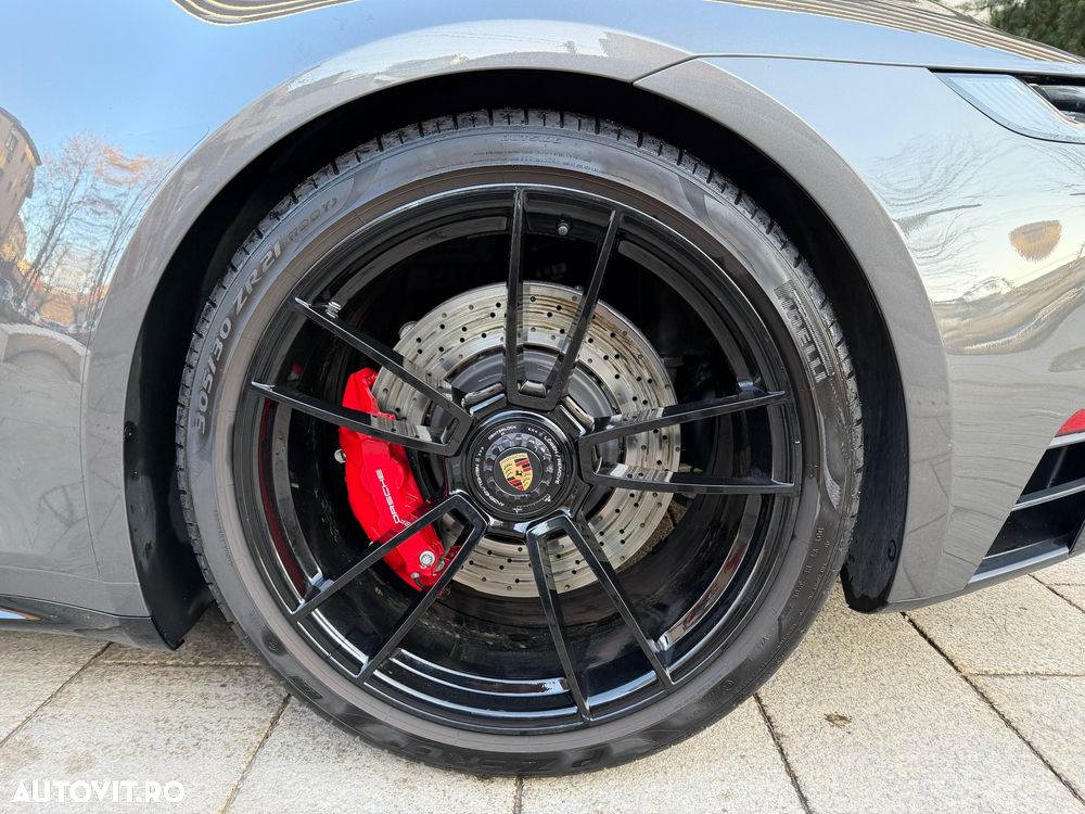 Porsche 911 4 GTS PDK - 10