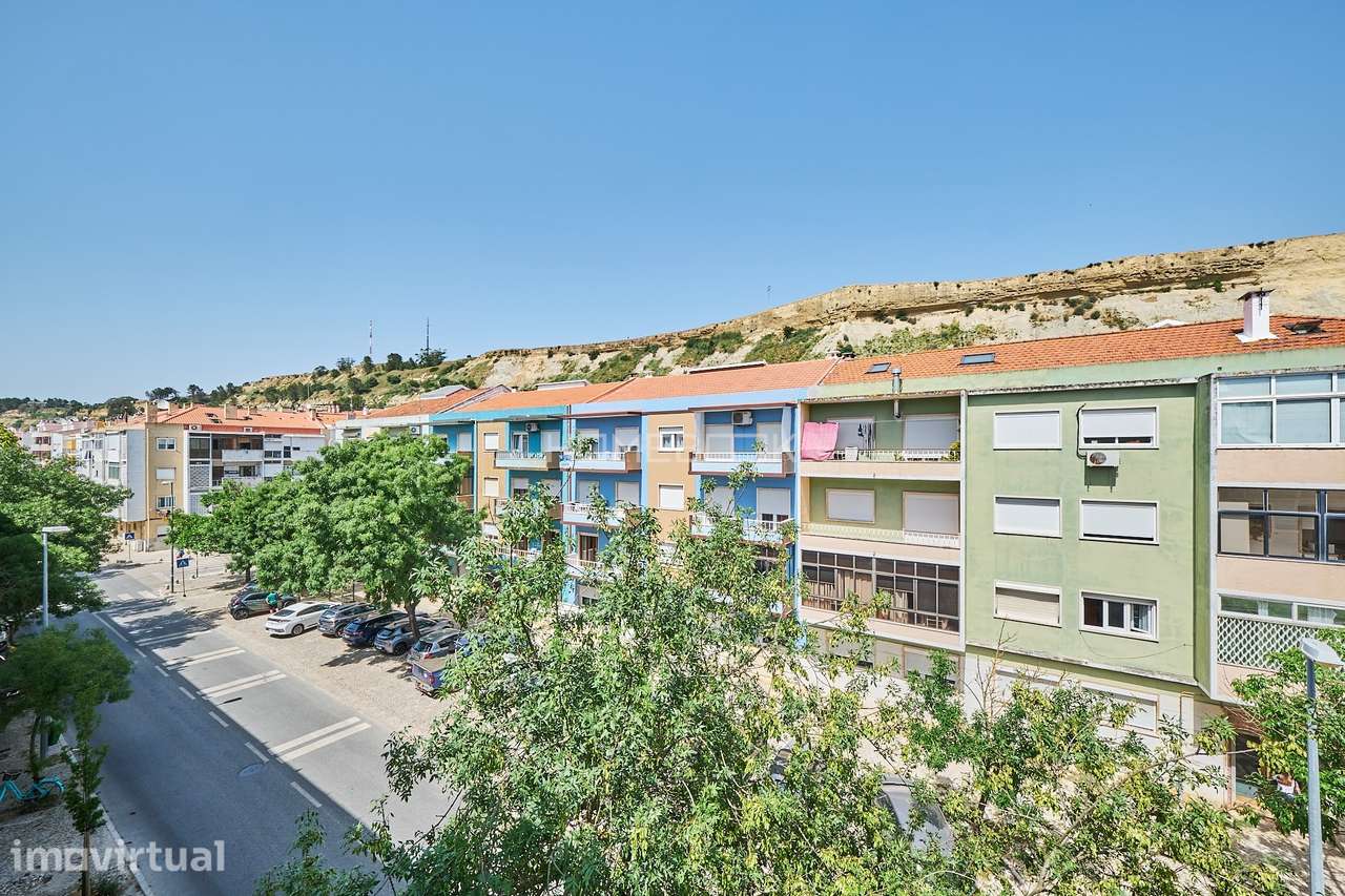 Apartamento T4 para remodelação total em Santo António da Caparica - Grande imagem: 2/27