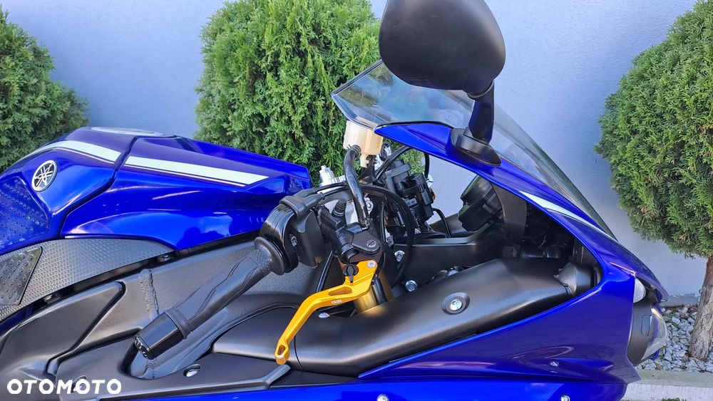 Yamaha R1 - 22