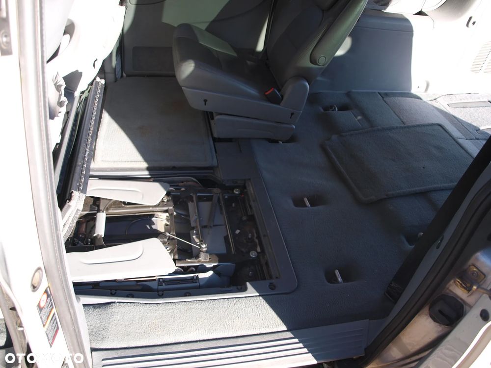 Chrysler Grand Voyager - 21