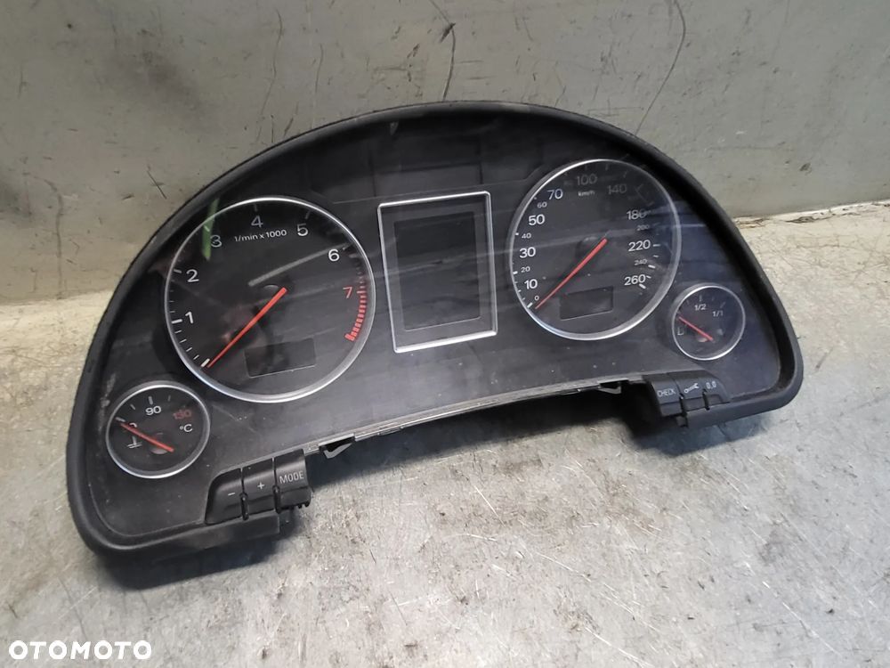 LICZNIK 8E0920900L AUDI A4 B6 BENZYNA 220TYŚ.KM - 1