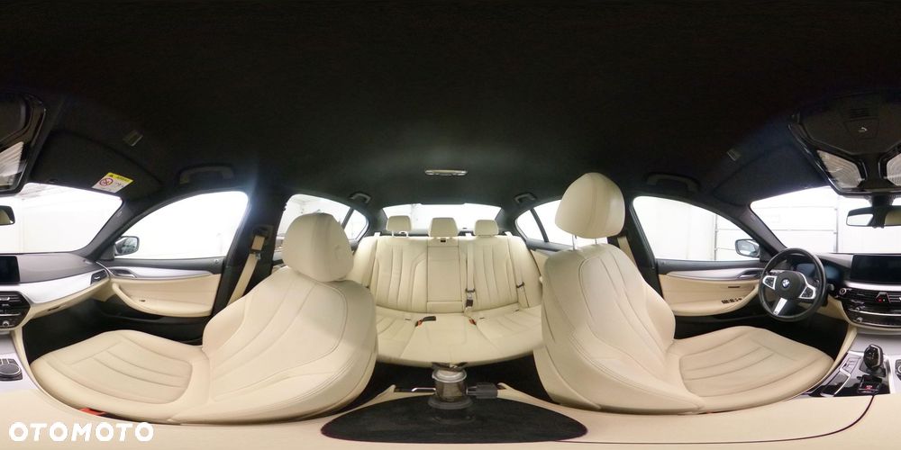 BMW Seria 5 530d xDrive mHEV - 21