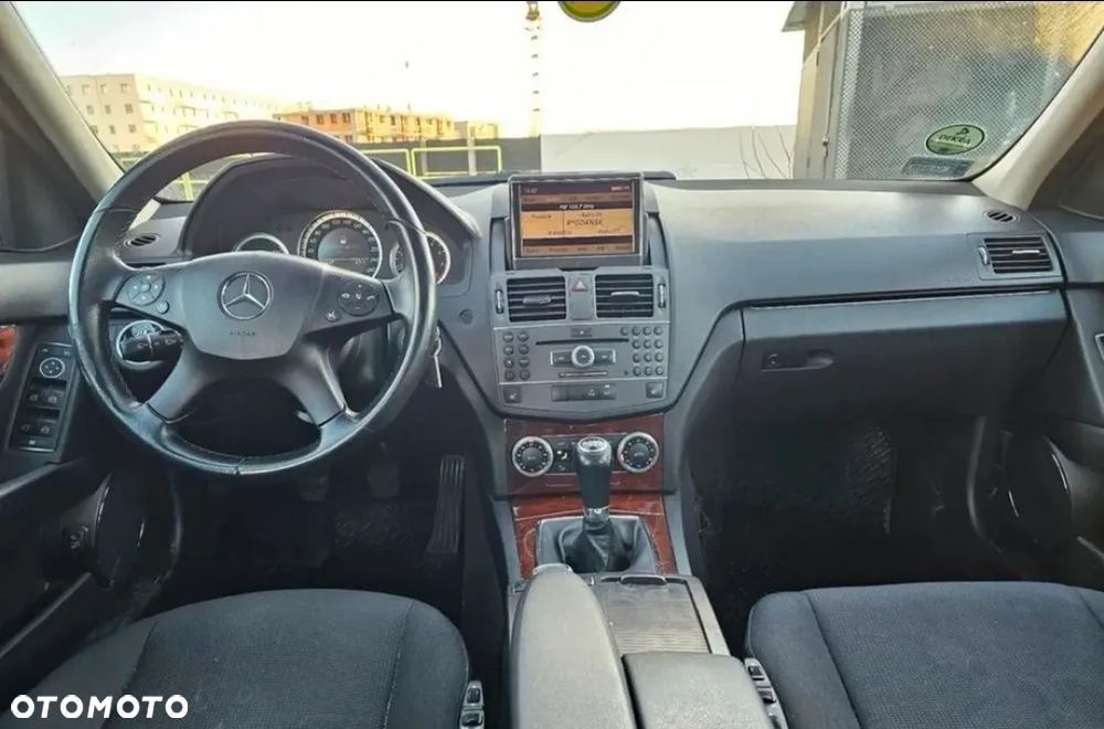 Mercedes-Benz Klasa C 200 CGI BlueEff Avantgarde - 8