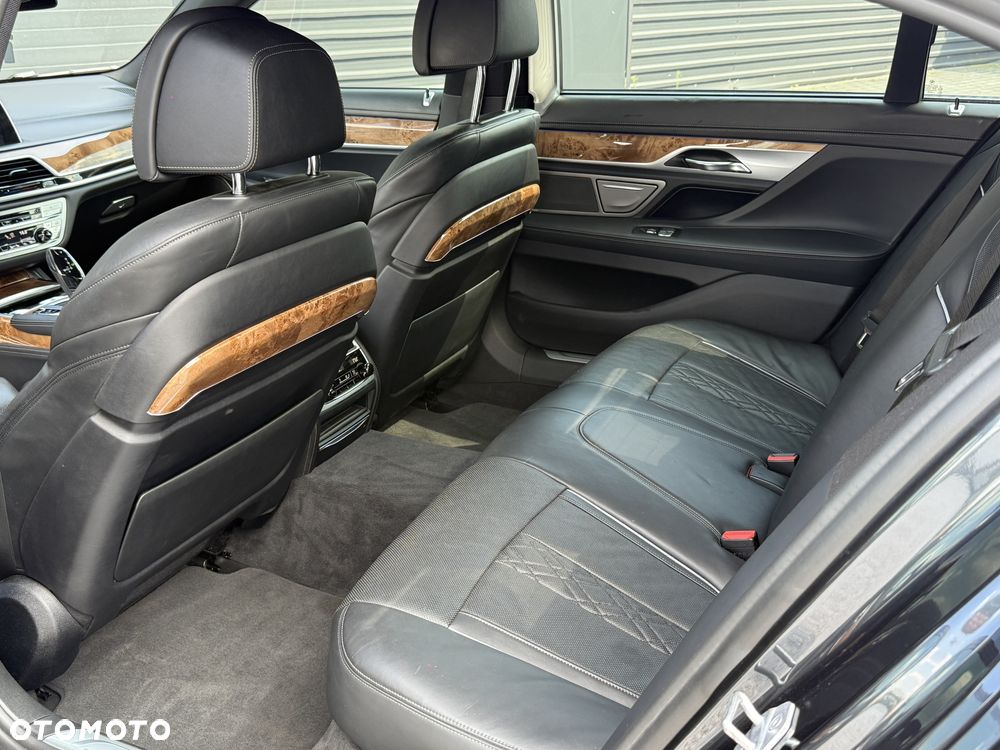 BMW Seria 7 750Li xDrive - 27
