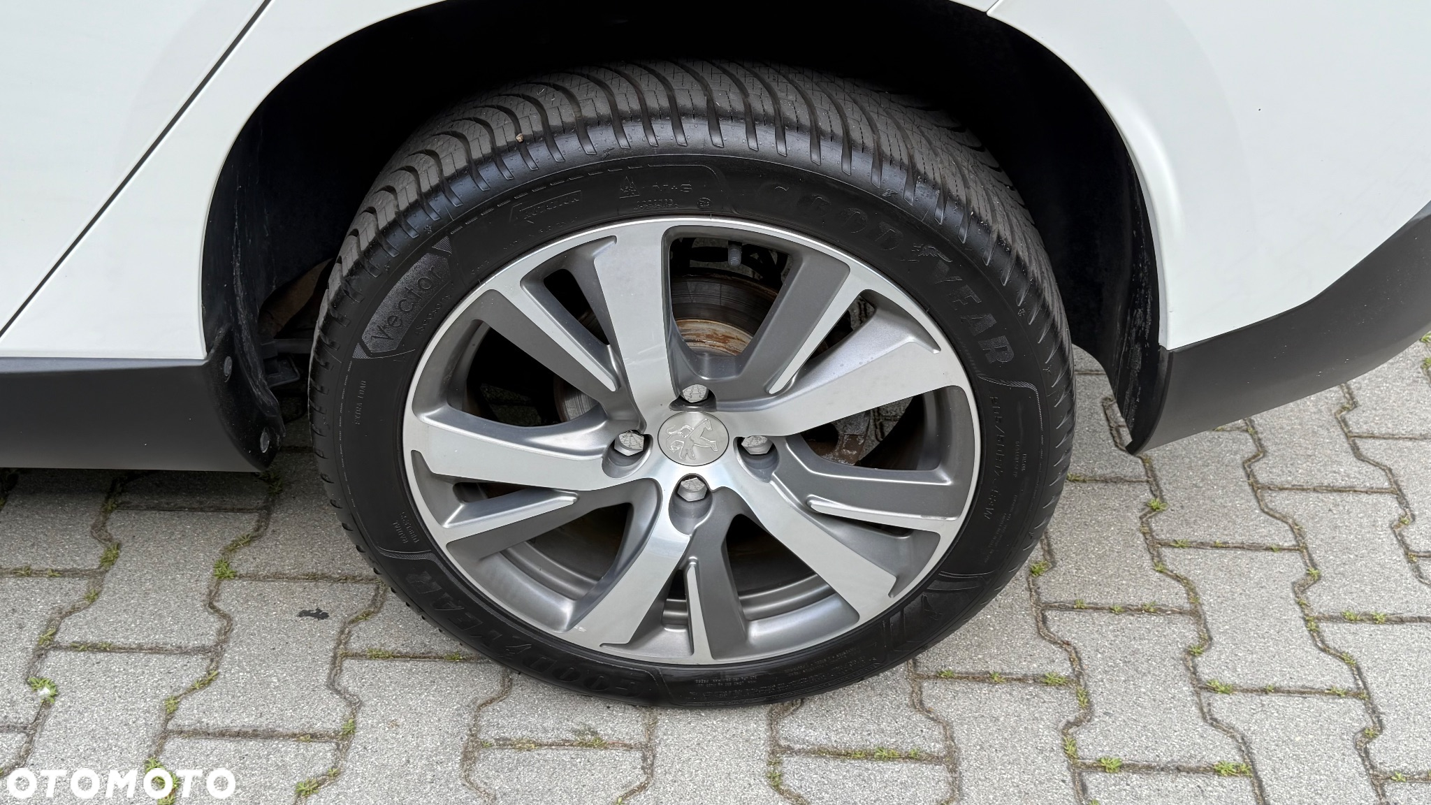 Peugeot 2008 1.6 BlueHDi Allure S&S - 38