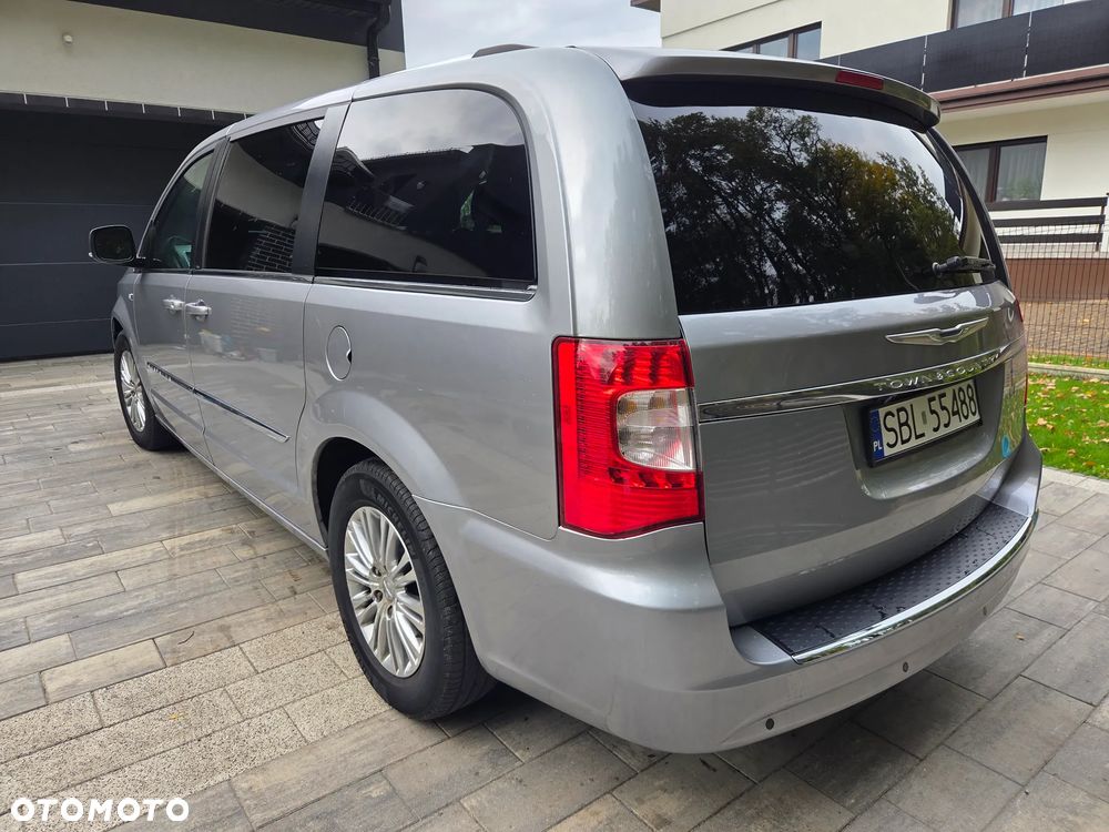 Chrysler Town & Country - 8