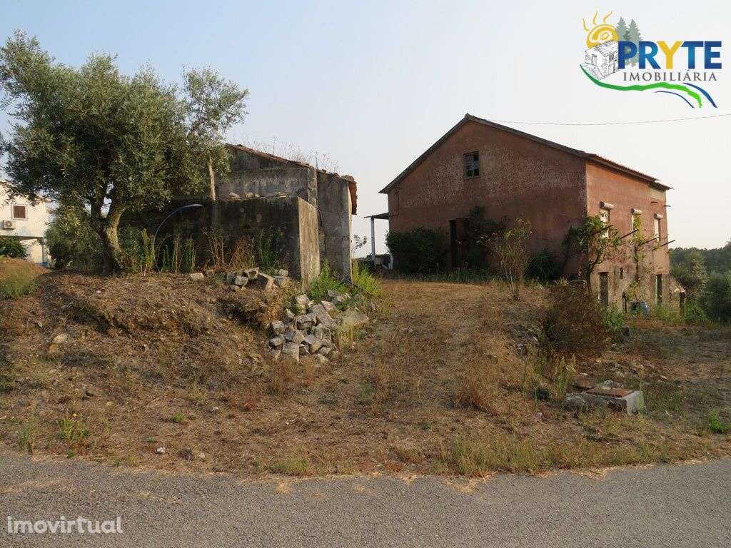 Moradia T3 com dois pisos e anexo situada perto da Sertã - Grande imagem: 2/19