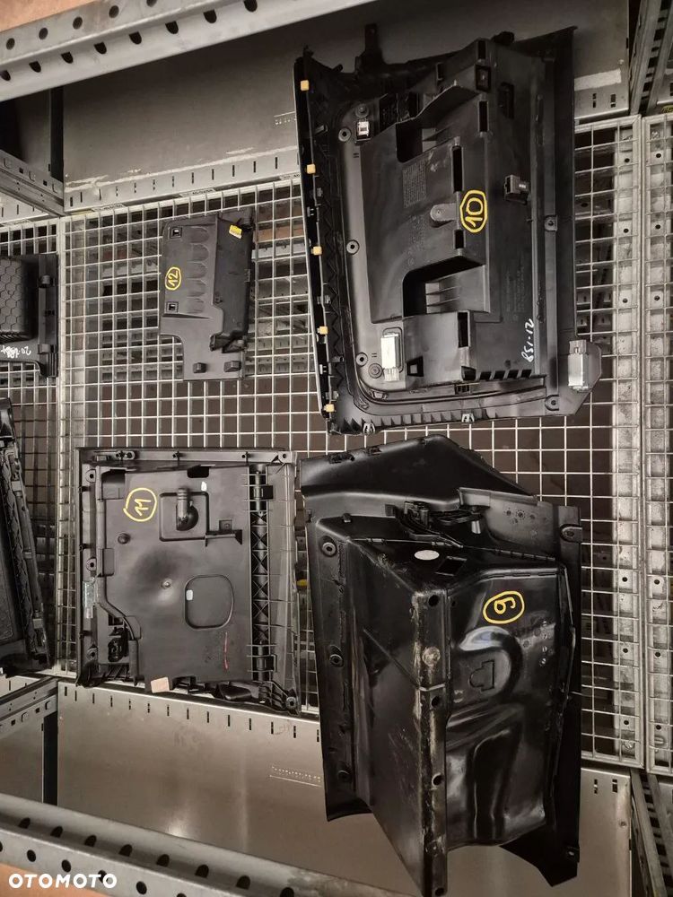 VOLKSWAGEN PORSCHE SCHOWEK PASAŻERA, ŚRODKOWY, KIEROWCY. - 17