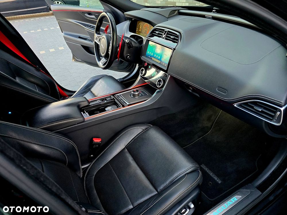 Jaguar XE S - 13