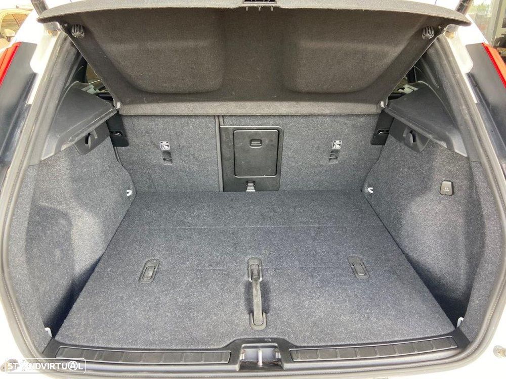 Volvo XC 40 2.0 B3 Plus Dark - 17