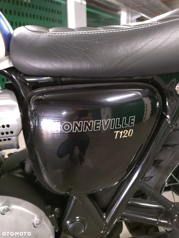 Triumph Bonneville - 16