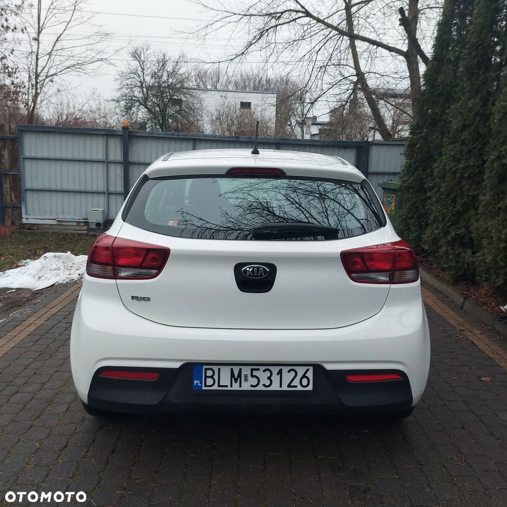 Kia Rio 1.2 L - 6