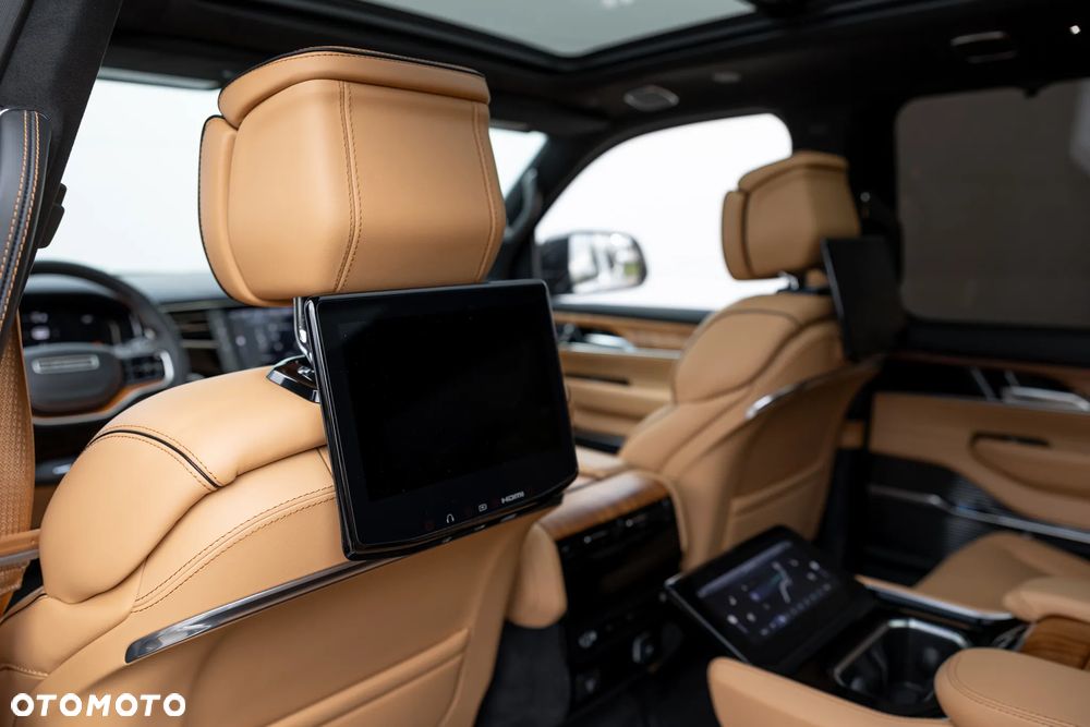 Jeep Grand Wagoneer - 23