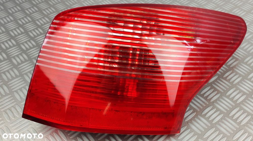 lampa prawy prawa tył tylna w błotnik PEUGEOT 407 KOMBI SW 2004-2008 EUROPA - 1