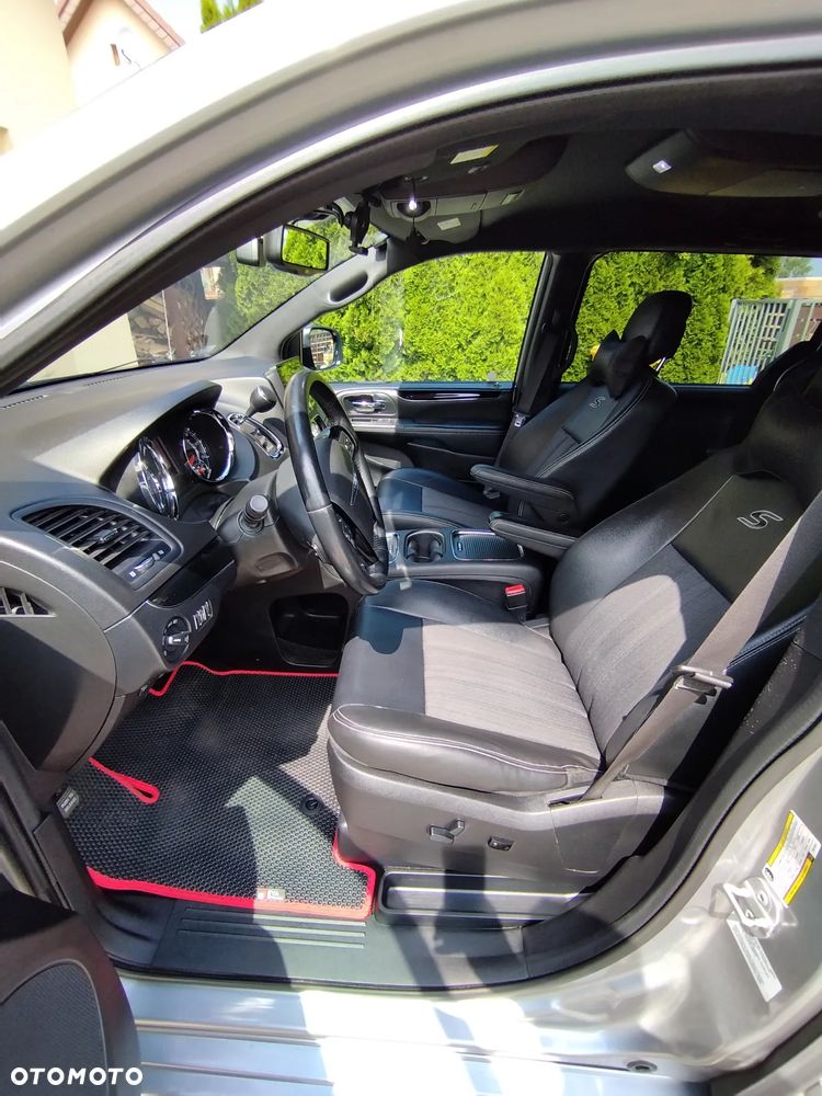Chrysler Town & Country - 6