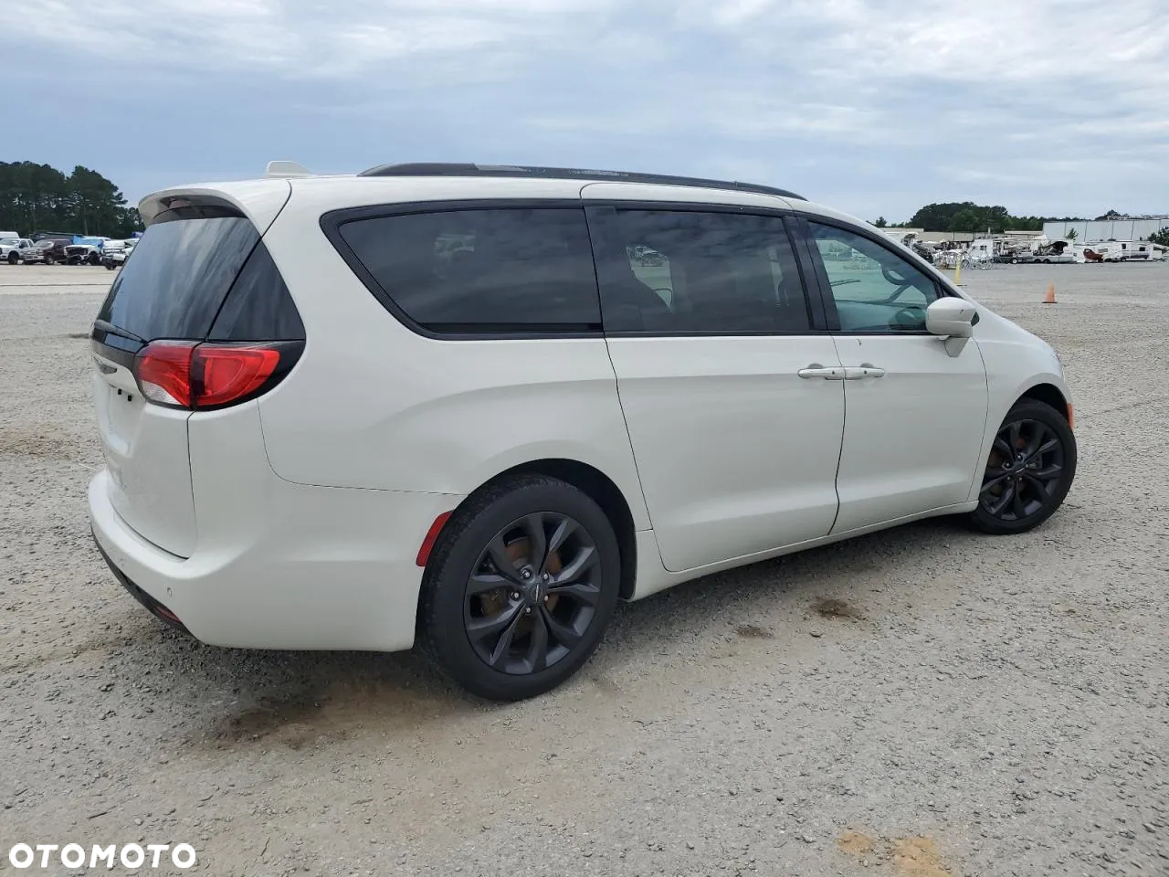 Chrysler Pacifica - 4