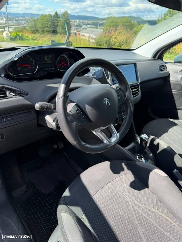 Peugeot 208 - 12