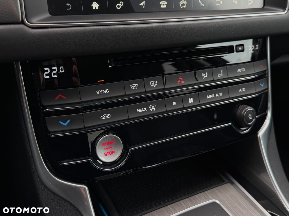 Jaguar XF 30d Portfolio - 23