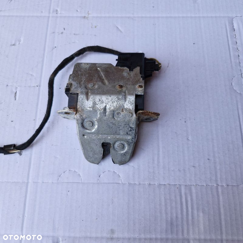 ZAMEK KLAPY TYŁ MERCEDES W203 KOMBI - 2