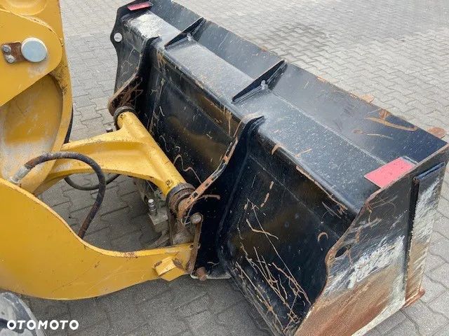 Caterpillar 906M - 8