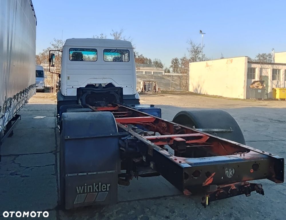 Mercedes-Benz 1827 - 18