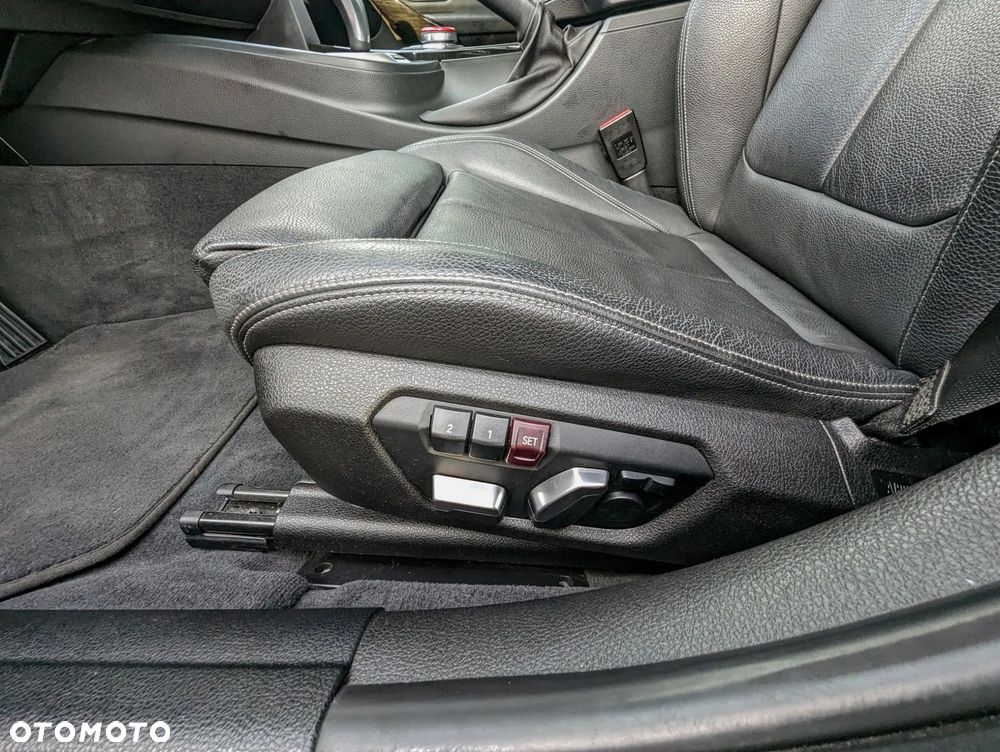 BMW Seria 3 330i xDrive Edition M Sport Shadow - 23