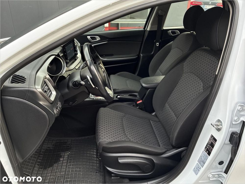 Kia Ceed 1.6 CRDi mHEV M DCT - 17