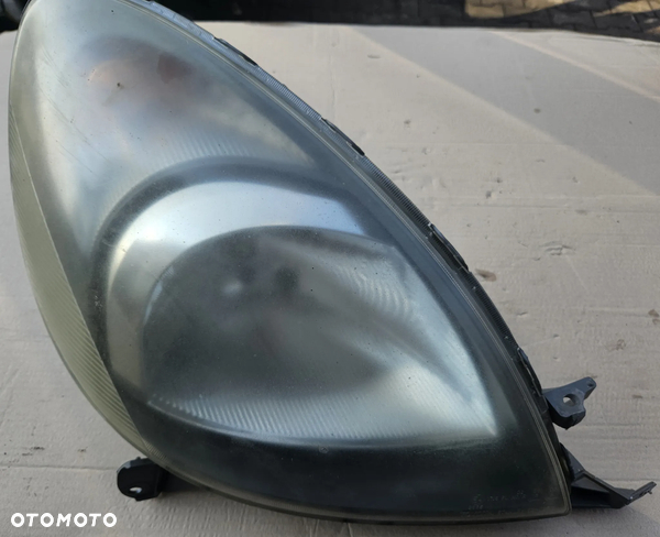 Toyota Yaris Verso lampa przód przednia  lewa