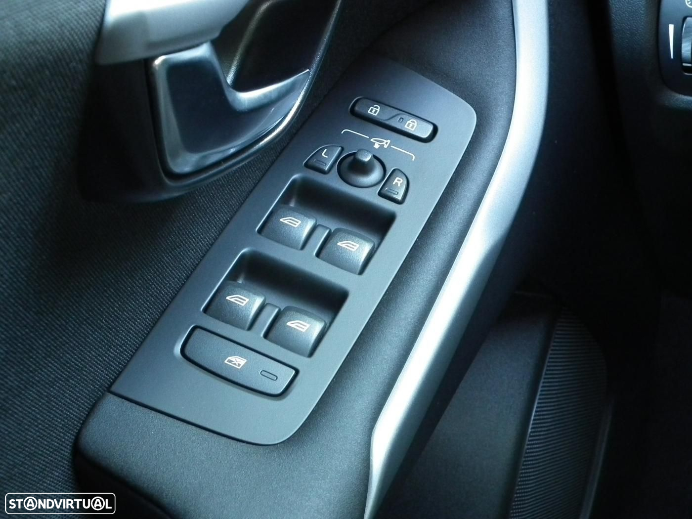 Volvo V40 2.0 D3 Momentum - 31