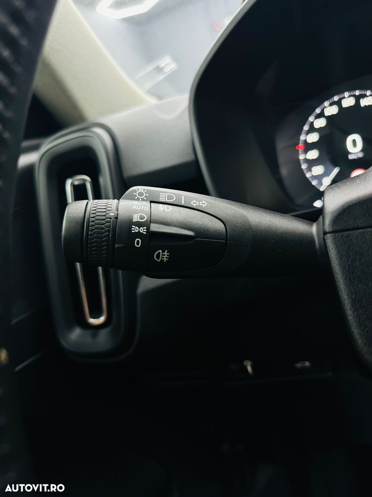 Volvo XC 40 T3 Momentum - 28