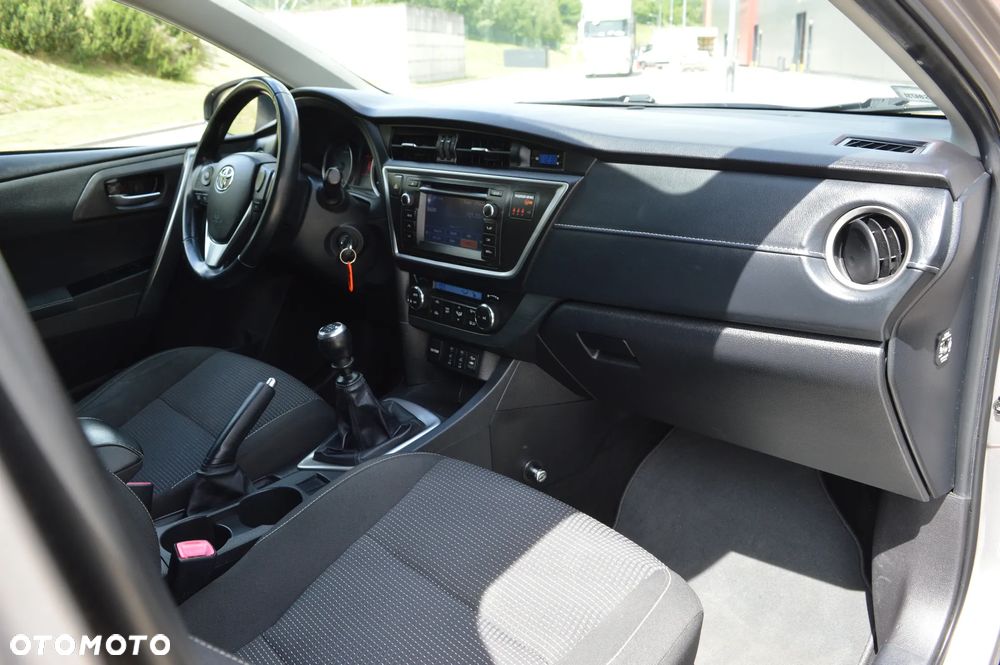 Toyota Auris 1.6 Premium + - 7