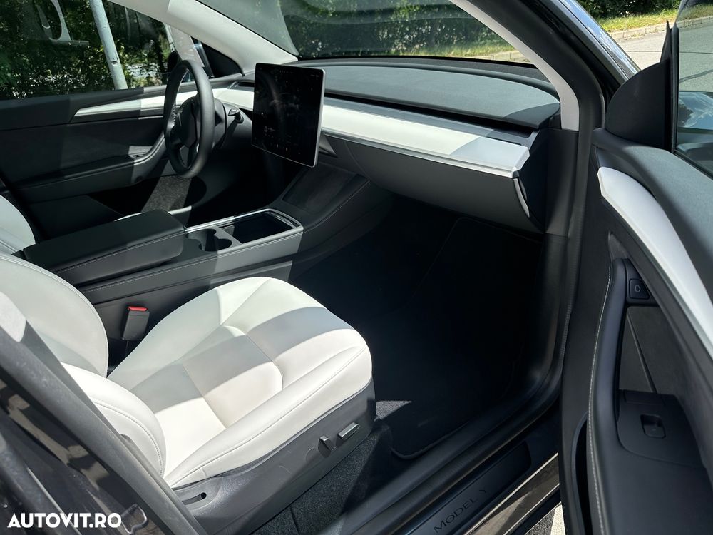 Tesla Model Y - 12